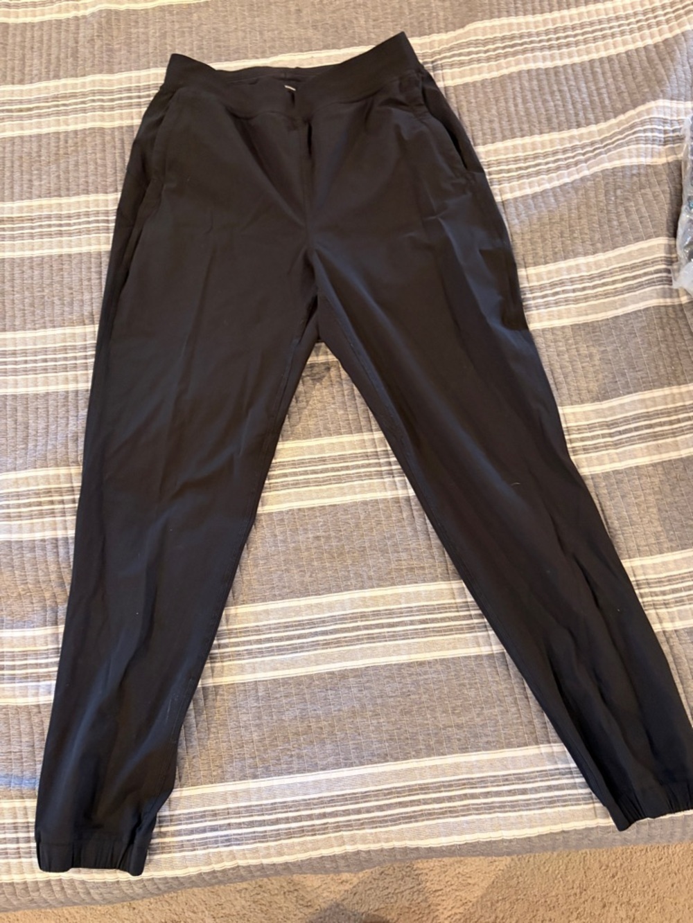 Lululemon Women’s Size 6 Black Tapered Jogger Pants